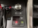 停車時にブレーキを踏むとそのまま保持してくれるブレーキホールド!シフトをPポジションに入れると自動で作動しブレーキを踏みながらDポジションに入れると解除されるオート機能付き。