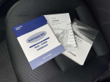 メンテナンスノート、取扱説明書です。 その車の整備記録が事細やかに記録されています。 車が生まれてから今までどのような道を歩んできたのか判るとても重要な物ですよ。