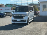 雨の日は中古車は選びにくいですよね。でも当店なら安心です。電話予約を頂ければ屋根下へ移動させて頂きます。雨でもじっくりご検討いただけます。