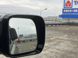 【ブラインドスポットアシスト】車線変更時に目視できない車を検知すると、検知した側のミラーに警告ライトが点灯。更にステアリングを制御し、アシストします。