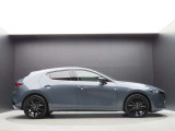 マツダ車の特徴でもあるボンネット部分が長いのもMAZDA3がスタイリッシュに見える理由の一つです。