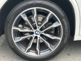 【BMWアロイホイール】軽量かつ強度に拘ったアロイホイール。走行性能ポテンシャルを引き出す設計。タイヤのサイドウォールが強化されたランフラットタイヤは、パンク時にタイヤがつぶれてもリムから外れません。