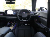 内装はシンプルに使い勝手を考え作られています。お車を運転する感覚をダイレクトに体感して頂けます。室内も広くロングドライブにも快適にお過ごしいただけます。