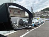 ブラインドスポットディテクション(後方死角検知機能)。後方側面の死角に車両を検知した際、方向指示器を操作すると警告灯が点滅し注意を促します。