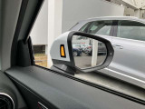 サイドアシスト装備 ドライバーの死角を並走する車両を検知します。ドアミラーの内側のLEDが点灯・点滅して事故の危険を知らせます。