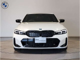 【BMWの伝統】BMWの特徴的な&ldquo;キドニーグリル&rdquo;は、80年以上続く伝統の形でございます。変わらないこだわりのデザインが、プレミアムブランド&ldquo;BMW&rdquo;を創り出します。