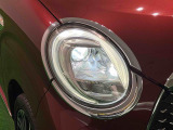 対象物が見やすく白く明るい光で夜間走行をサポートするBi-Angle LEDヘッドランプ(マニュアルレベリング機能・LEDクリアランスランプ付き)を搭載