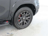 装着タイヤサイズは、265/60R18です。純正アルミホイールを装着しております。
