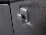 助手席側に荷物をかけられるフックも付いております。