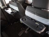 【後席用テーブル】ドリンクホルダーが付いた折りたたみ式のパーソナルテーブルです。運転席・助手席のシートバックに装備しているパーソナルテーブルです。