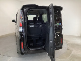 【わくわくゲート】タテはもちろんヨコにも開き、ちょっとした荷物を積む時にもとても便利♪人やペットの乗り降りもスムーズにできます♪