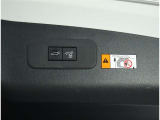 パワーバックドア装備!リヤゲートのスイッチを押すだけでバックドアが閉まります!運転席周りからも開閉の操作ができます♪