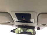 【SOSボタン】体調が悪くなったときや、事故に遭遇したとき、あおり運転にあっている時など、緊急時にボタンを押すと緊急サポートセンターにつながり、オペレーターが警察・救急への取次ぎを行います。