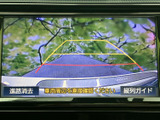 車両後方の様子をモニターで確認しながら、駐車時の周囲確認をサポートします。ガイド表示も備わり、駐車位置を把握したい場面で役立つ装備です。