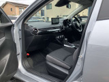 運転席同様、広々とした足元です。