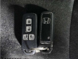 ◆スマートキー◆カギをバッグやポケットに入れたままでもドアロックの開閉ができる『スマートキー』付き!雨天や暗くなってもカギを取り出す必要がなくドアの開錠&エンジンも始動できます