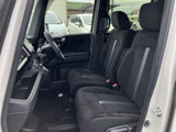 運転席周りの収納スペースは細部にまで配慮されており、使い勝手が良いです。小物類の整理にも便利で、快適なドライブをサポートします。