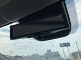 スマートルームミラー:車両後方のカメラ映像をミラー面に映し出すので、車内の状況や、天候などに影響されずいつでもクリアな後方視界が得られます。