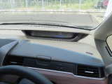 【運転席アッパーボックス】パッと取り出しやすい位置にあるボックスなので、お財布などの小物から本などの小冊子、駐車券など、よく使うものの収納に便利です。
