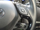 右側ステアリングスイッチ。ステアリングから手を離さずに操作できるので、運転に集中できます。