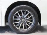 純正のアルミホイール装着車です。タイヤサイズは205/60R16です。