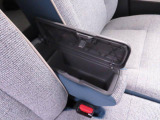 フロントセンターアームレスト。蓋つきの収納スペースになってエコバッグや運転用の眼鏡やサングラスなどをしまっておくのにぴったり。