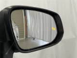隣車線を走る車両をレーダーで検知し、ドアミラーでは確認しにくい後側方エリアに存在する車両に加え、急接近してくる車両も検知します。車両を検知するとドアミラーに搭載されたLEDインジケーターが点灯します。