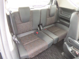 【3列目シート】ベンチシートになっており、シート幅が広いので車内がよりスッキリと一体感のある空間に。また左右への移動がスムーズに行えるので乗り降りのときもラクチンです。