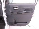 運転席・助手席ドアの内側にドアポケットが装備されています。