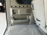 トランクルーム左側にはシガーソケットがあり、便利に使えます☆小物の収納スペースもあります♪
