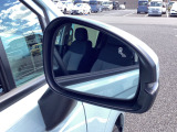 【ブラインドスポットモニター】走行中、自車の斜め後ろにクルマがいる時、その方向のドアミラーにマークが点灯します。さらに、車線変更などでその方向にウインカーを出すと、マークの点滅と警報音で注意を喚起