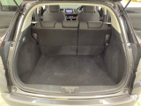 ラゲッジも広く使いやすいトランクは、開口部も広く荷物の積み下ろしもしやすいお車となっております。リアシートの背もたれは6:4の割合で分割して可倒できるので、長いお荷物などを載せることもできます。