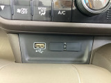 スマートフォンなどの充電に便利なUSBジャック。運転席からも助手席からも使いやすいです。