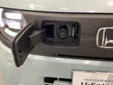 普通充電はフタを直接押し、充電コネクターを差すだけで充電開始します。
