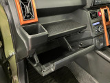 グローブボックスなどの多彩で便利な収納が設けられています。