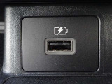 【USB電源ソケット】走行中にスマホやタブレットなどを充電することができて便利です♪