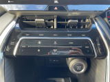 【デュアルエアコン】運転席と助手席それぞれ室温を設定できます♪風量や吹出し口、吹出し温度をすべて自動でコントロールしてくれます♪