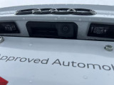●バックカメラ『駐車や後方の視界をサポートするための重要な機能です。多くのモデルに標準装備またはオプションとして搭載、リアバンパーに取り付けられたカメラが後方の映像を車内のディスプレイに表示します』