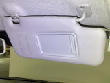 【サンバイザー】眩しい日差しをカットしてクリアな前方視界を確保。身だしなみを整えるミラーや、駐車券をサッと収納できるホルダーなど、運転席周りの「欲しい」を形にした便利装備です。