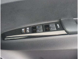 パワーウィンドウのスイッチです。車種によっては鍵のロック・アンロックに連動してミラーが開閉する「オートリトラクタブルミラー」も装備!