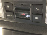 SOSボタンです。自動車の運転中、事故や急病時などの緊急事態が発生したときに、ヘルプネットを通じて外部に救助を手配するためのボタンです。