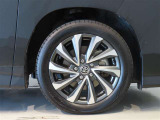 純正のアルミホイール装着車です。タイヤサイズは205/55R17です。