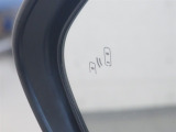 隣車線を走る車両をレーダーで検知し、ドアミラーでは確認しにくい後側方エリアに存在する車両に加え、急接近してくる車両も検知します。車両を検知するとドアミラーに搭載されたLEDインジケーターが点灯します。