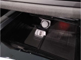 【置き型充電器】置き型充電に対応しております。お持ちの携帯電話が置き型充電器対応でしたら、充電コードの必要なく、すっきりとした車内のまま携帯の充電が可能です。