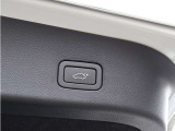 荷物の積み降ろしをスマートにサポートするパワーテールゲートを装備。