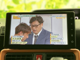 停車中にテレビ番組を視聴でき、待ち時間や休憩中の過ごし方に便利です。画面には番組映像が表示され、車内で情報や娯楽を楽しめます。移動中の視聴を前提とせず、停車時にご活用いただけます。