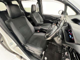 前席はセパレートタイプ!ひじ掛け付で長時間の運転に重宝します!