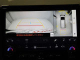パノラミックビューモニターを装備。駐車場や交差点でクルマを真上から見るように周囲を確認できます。機能の詳細は販売店スタッフまでおたずねください。