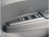全席フルオートパワーウィンドウ付きです。つまり、運転席から全席を管理出来るので、お子様、ご老人の方等のサポート的配慮が出来ます。