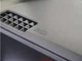 ◆助手席エアバッグ◆SRSエアバッグは、シートベルトだけでは防ぎきれない衝突時の衝撃から乗員を守るための安全装置。衝突時に瞬時に膨らみ、頭部や胸部がダッシュボードに直接衝突するのを防ぎます。